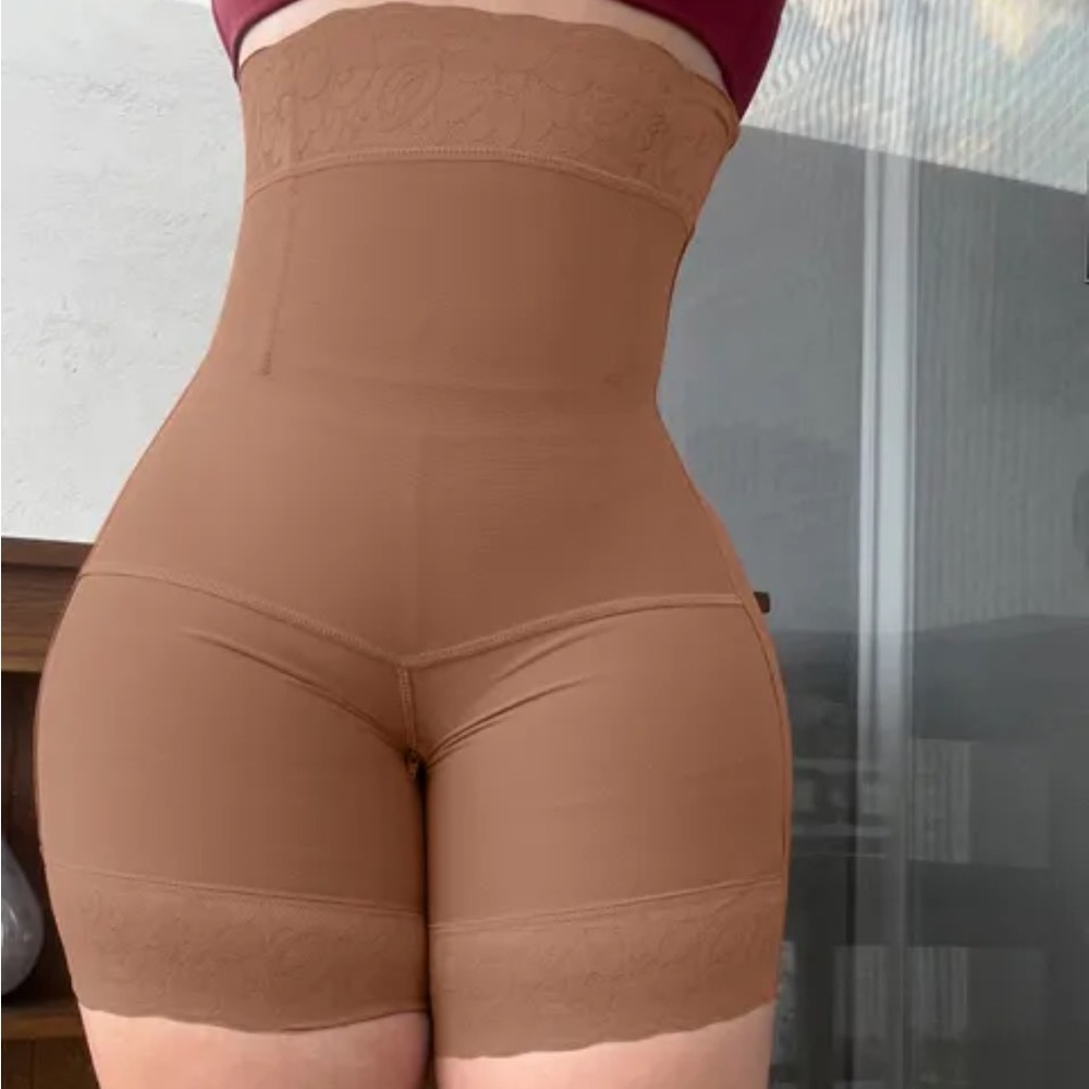 Seamless High-Waisted Shapewear Shorts
Black, tan , nude colors